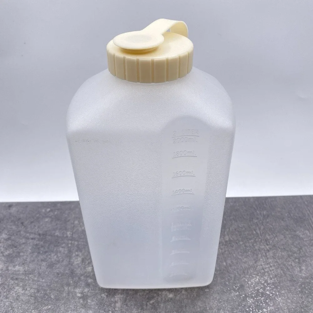 Lot of 2 Rubbermaid Bottles 2 qt 2468 and 1 pint 0229 + Beige Flip Top Lids 2464